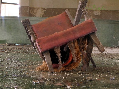 大ホールの椅子 廃墟ディスカバリー