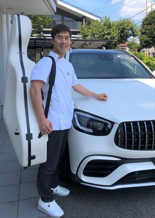 チェロかついで