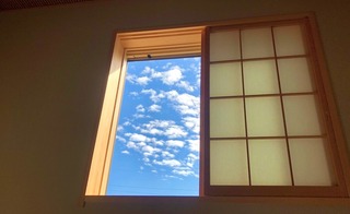 窓から
