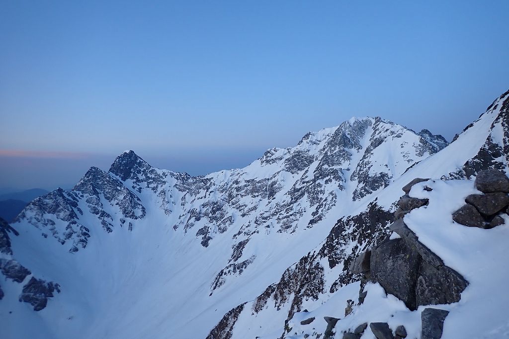 奥穂高岳と前穂高岳。過去滑降した直登ルンゼ、吊尾根北面ルンゼ、前穂北尾根67のコルが見える。