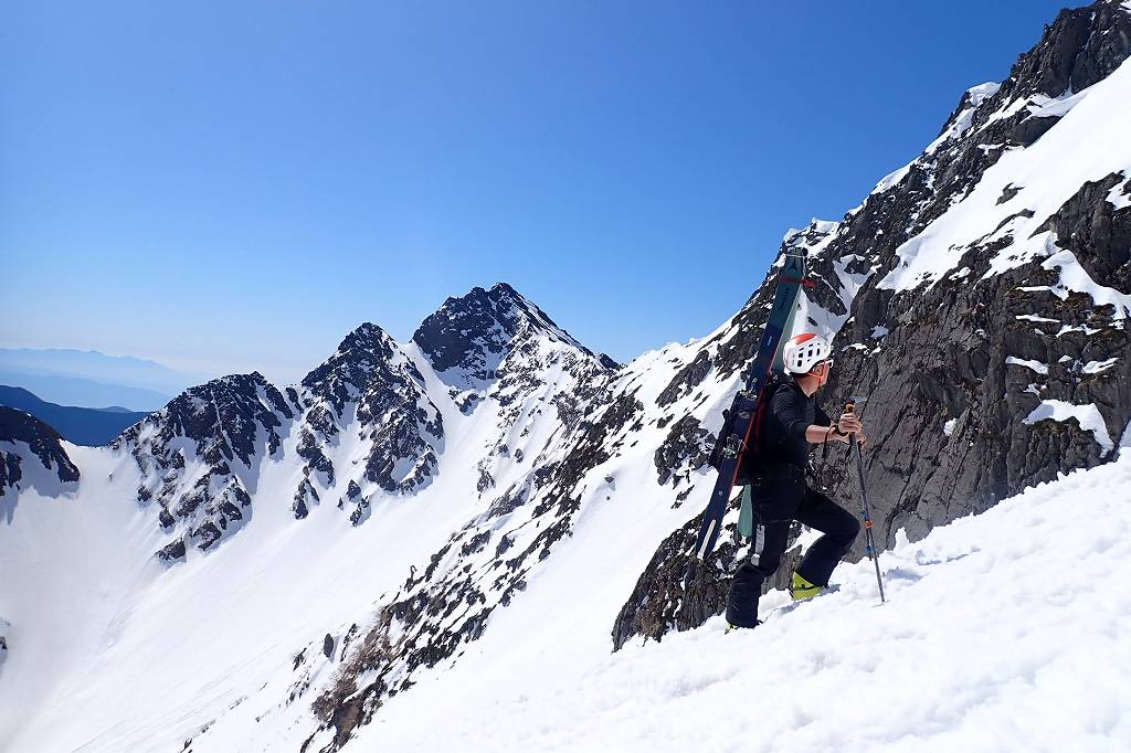 穂高岳山荘を目指してザイテングラードを登行。バックカントリー 山スキー
