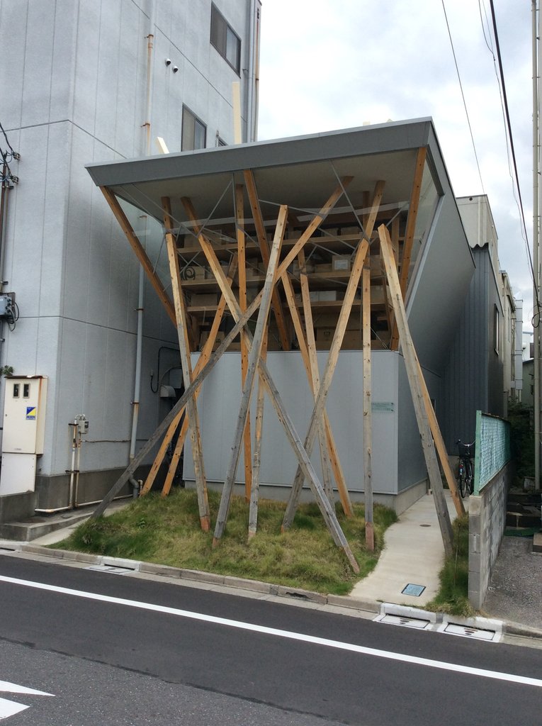 無数の柱が 窓と屋根を貫いている建物 後悔しない家づくりblog かすがい