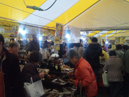 陶器市テント内