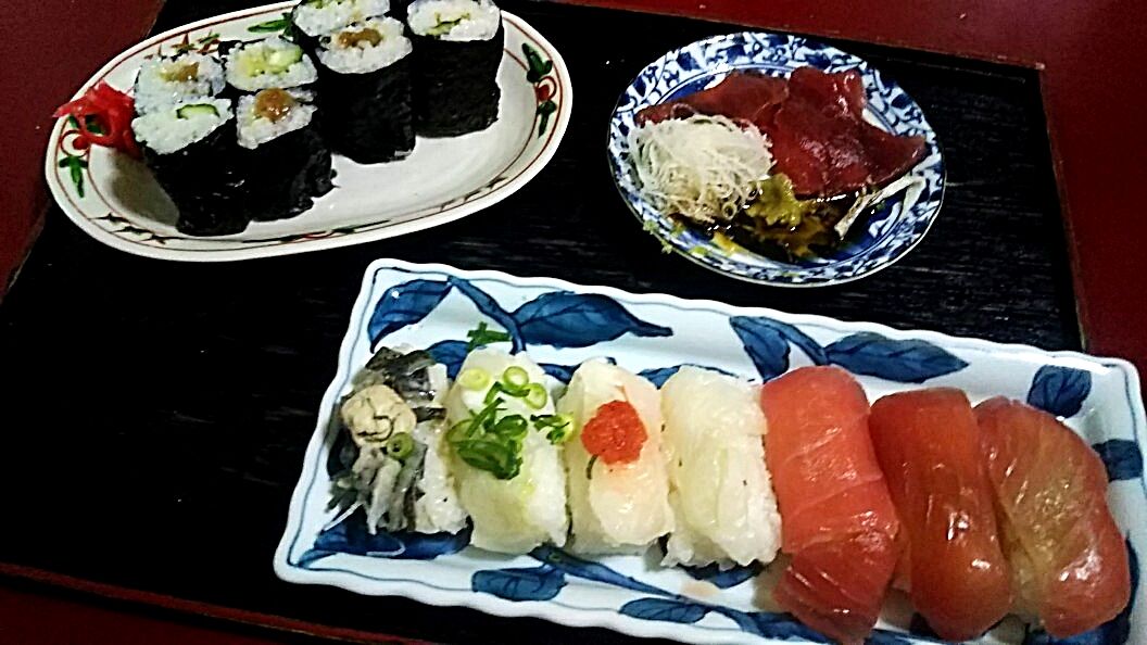 まぐろとひらめの寿司 ちそ巻きとかっぱ巻き Kawakatuワールド まぐろとひらめの寿司 ちそ巻きとかっぱ巻き Kawakatuワールド