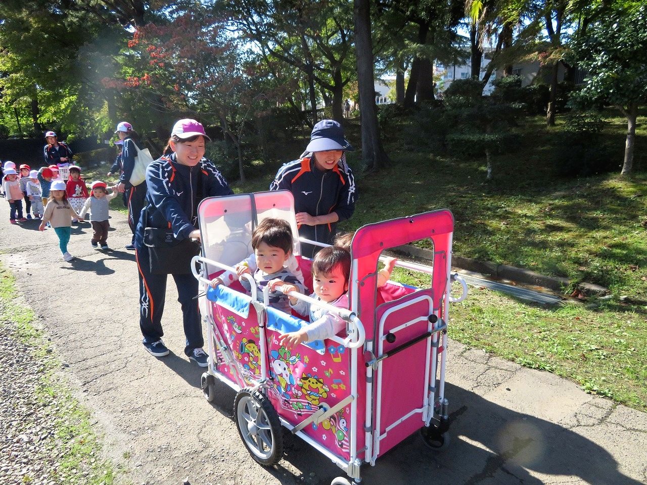 保育部さん 0 2歳 開成山公園 におでかけのようす エムポリアム保育の様子のblog