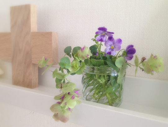 飾りだなの花