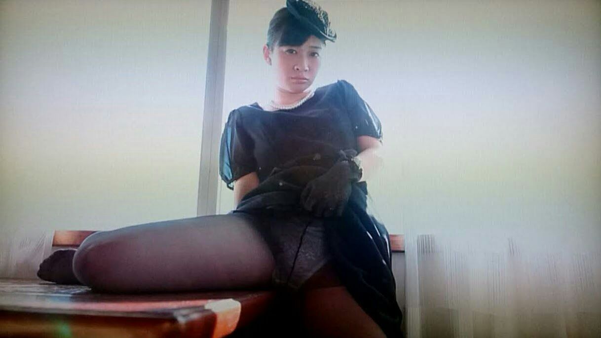喪服パンストパンチラ画像 グラドル メイリ 「愛のつづき」 セクシーな喪服姿で黒パンスト越しの白いお尻突き出しからパンチラの刺激 : Mのシゲキ