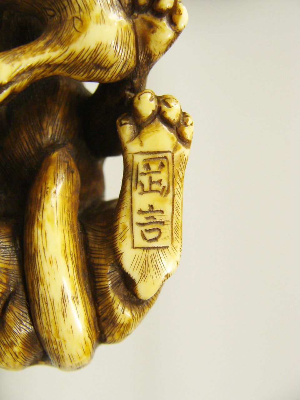 象牙狼鹿足根付 : 骨董・古美術品オークション 古裂會 <今日の 象牙狼鹿足根付 : 骨董・古美術品オークション 古裂會 <今日の
