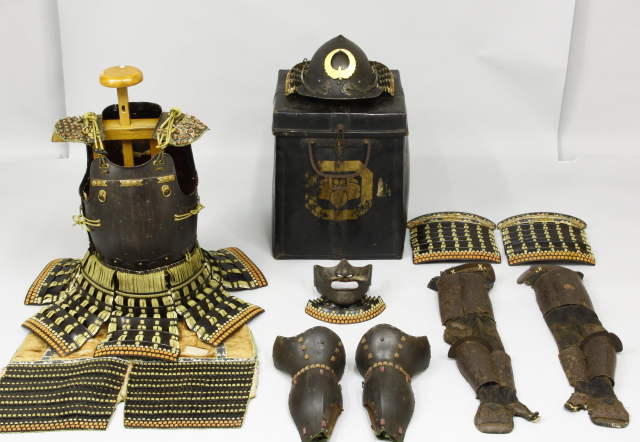 鉄錆地立矧桶側二枚胴具足 : 骨董・古美術品オークション 古裂會 鉄錆地立矧桶側二枚胴具足 : 骨董・古美術品オークション 古裂會