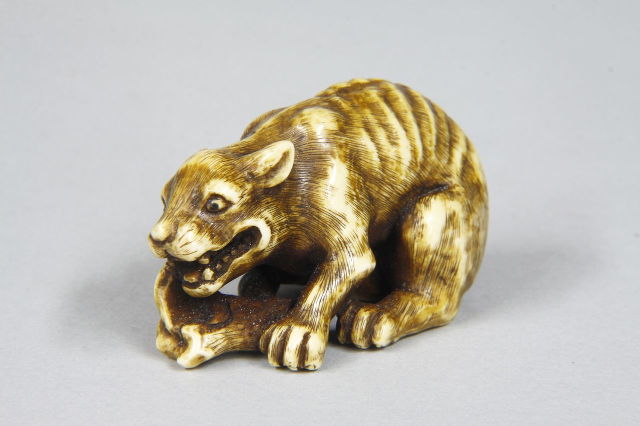 象牙狼鹿足根付 : 骨董・古美術品オークション 古裂會 <今日の 象牙狼鹿足根付 : 骨董・古美術品オークション 古裂會 <今日の