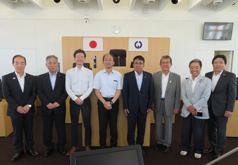 西多摩地区議長会福生市議場集合写真