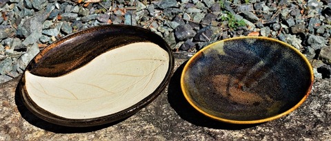 左 木の葉皿、右 鉄松釉小皿