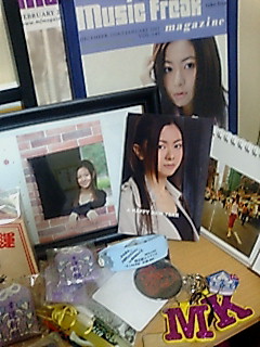 Mai Kヘアー 両手でバランスとりながら