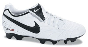 闘莉王(トゥーリオ)の着用スパイクは特注ティエンポレジェンド