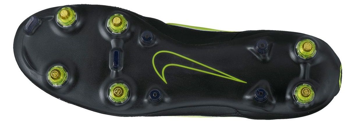 ナイキ プレミア2にアンチクロッグトラクションSG-PROソールが登場