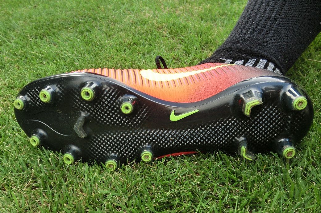 レビュー】 ナイキ AG-PROソールを天然芝で履いてみた感想 : Kohei's