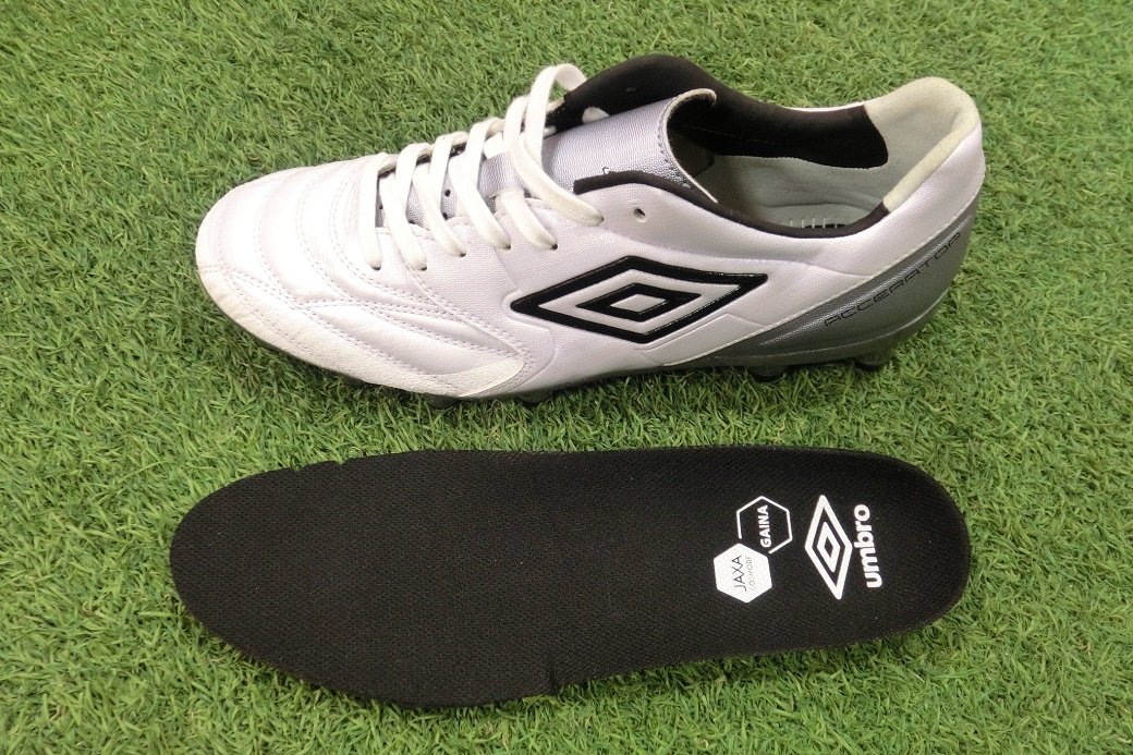 比較 Umbro アクセレイタープロ Vs アクセレイターkl 19年モデル 違いを考察 Kohei S Blog サッカースパイク情報ブログ