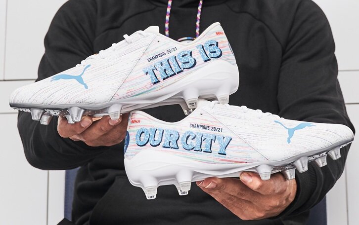 マンCの2020-21年のEPLタイトルを記念した特別デザインのPUMAスパイク