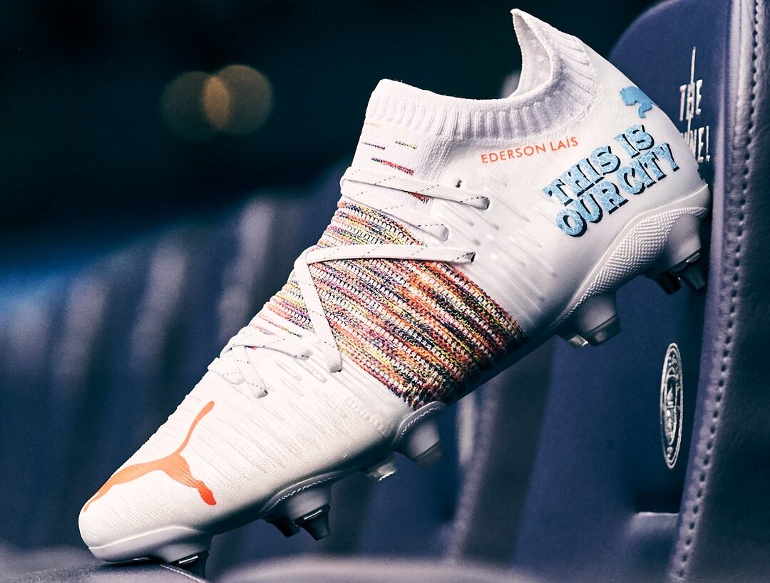 マンCの2020-21年のEPLタイトルを記念した特別デザインのPUMAスパイク