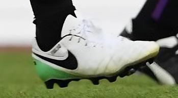 闘莉王(トゥーリオ)の着用スパイクは特注ティエンポレジェンド6FG