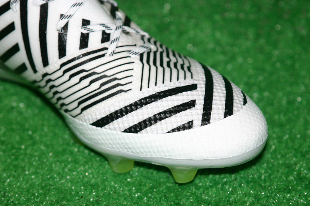 ネメシス17.1HGのつま先に黒線を描き足してみた (カスタム