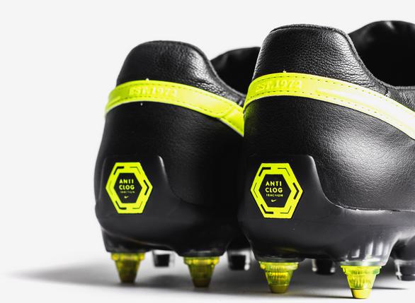 ナイキ プレミア2にアンチクロッグトラクションSG-PROソールが