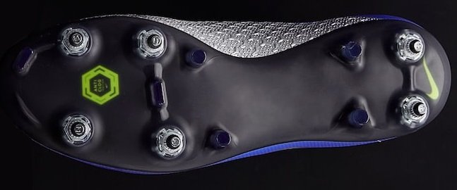 NIKE テイクダウンモデルのスパイクにアンチクロッグSG-PRO