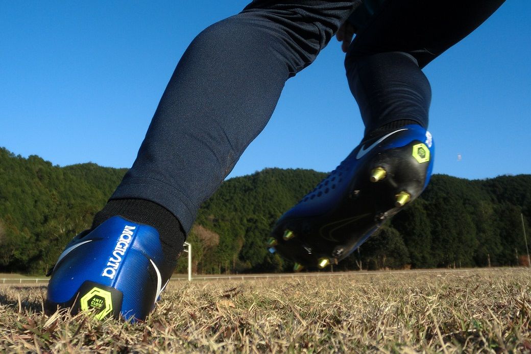 サッカースパイクナイキアンチクロック NIKE（ナイキ）の「ナイキ ハイパーヴェノム ファントム II SG