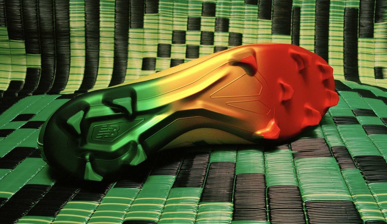 サディオ・マネ着用スパイク ニューバランス FURON V4にシグネチャー