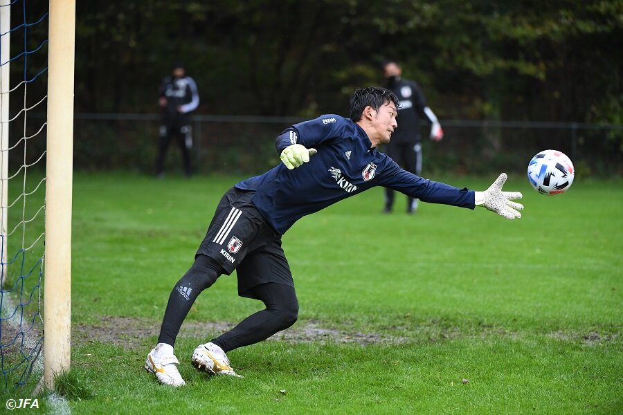 権田修一選手　サイン入りスパイク サッカー日本代表 権田修一 選手 サイン入りスパイク - メルカリ