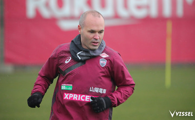 イニエスタがブラックアウトスパイクを着用！2022シーズンに履く