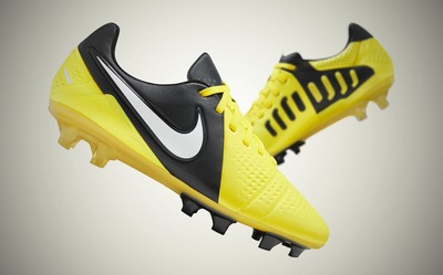 ナイキ復刻版スパイク「CTR360マエストリ3 FG SE」が限定発売