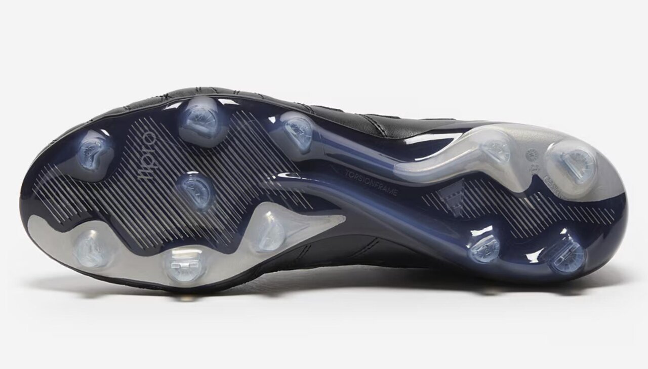 アディダス「11pro FG」のブラックアウトが登場！(Pro-Direct