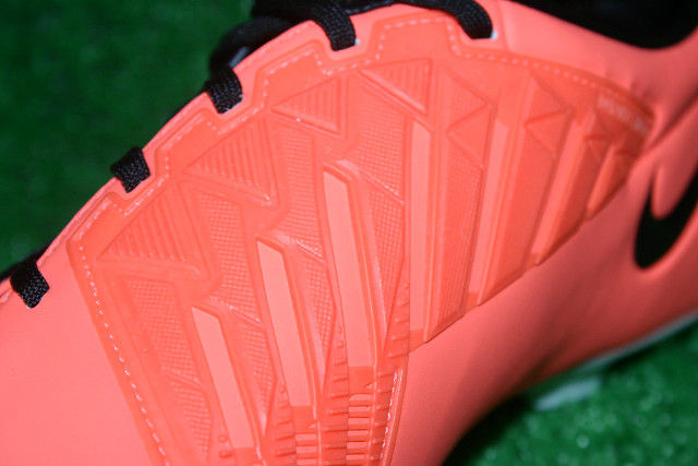 T90レーザー４　25cm NIKE T90 レーザー 4 HG-B ACC : Kohei's BLOG サッカースパイク情報ブログ
