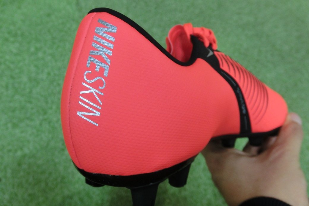 サイズ感】 ナイキ ファントムヴェノムPRO + アカデミー HG TF