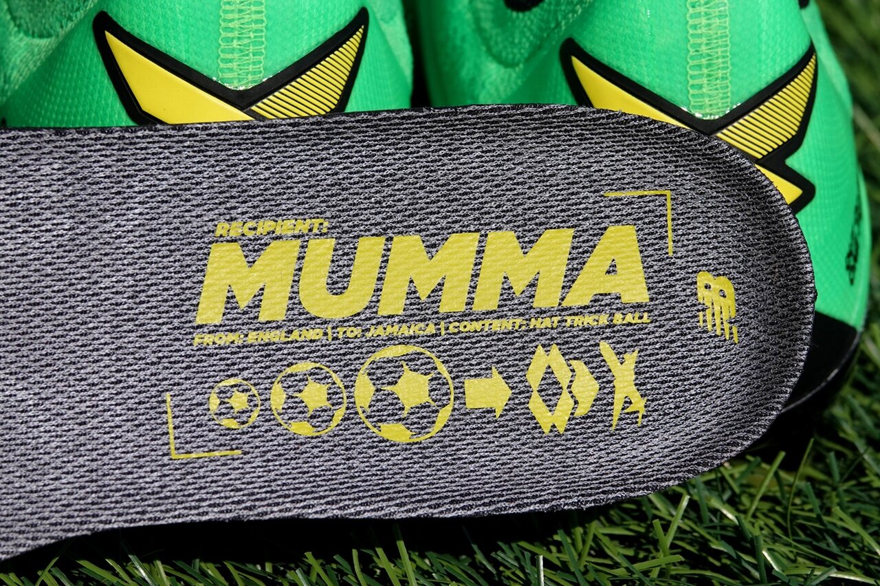 イングランド代表スターリングのシグネチャースパイクがニューバランス