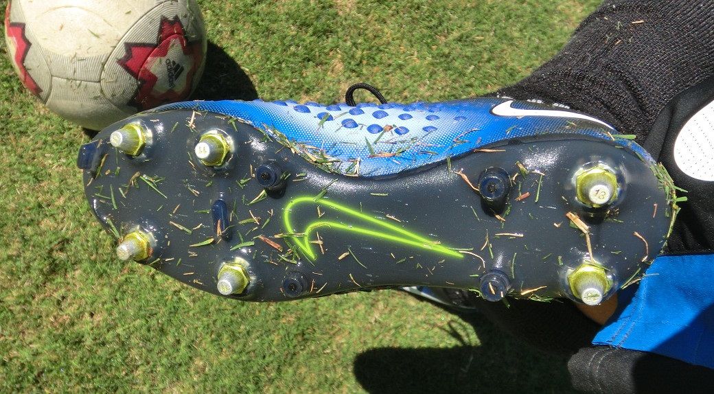 レビュー】 ナイキ アンチクロッグトラクション SG-PROソール 評価