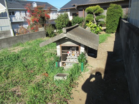 塚前の祠