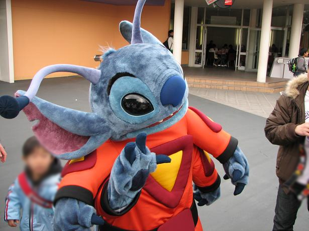 トゥモローランドに出現したスティッチ Pooh横町で逢いましょう