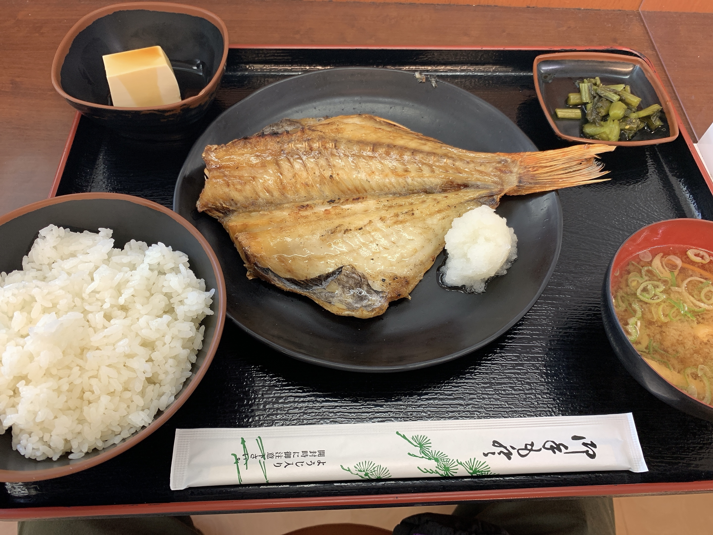 長野にキャンプに行ったら立ち寄りたいsa 中央道上り 原っぱに昼寝