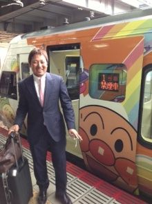 松山とアンパンマン列車