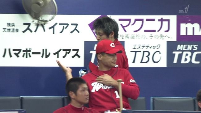 野村と前田のハイタッチ2