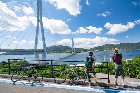 No4619_しまなみ海道多々羅大橋とサイクリスト