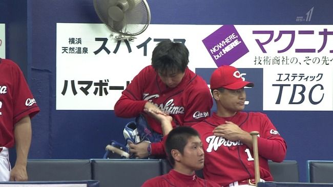 野村と前田のハイタッチ3