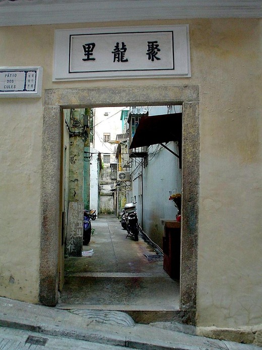 src_10068558