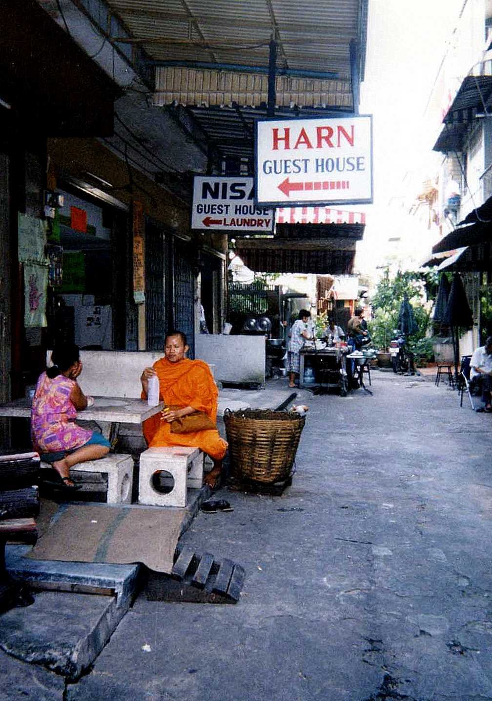 リニューアル不定期更新 新シリーズ Golden Days タイランド バンコク 場末の路地裏の置屋で 1996 コイワカメラの 世界の路地裏で または女たち