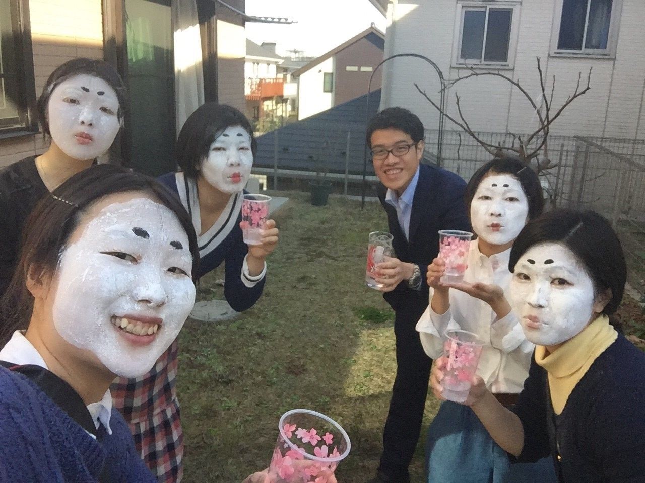 ひな祭りに顔を白く塗る という奇行を出来てしまう女子大生たち こじき的旅行記 ひな祭りに顔を白く塗る という奇行を出来てしまう女子大生たち こじき的旅行記