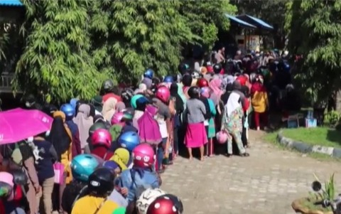 antri minyak goreng