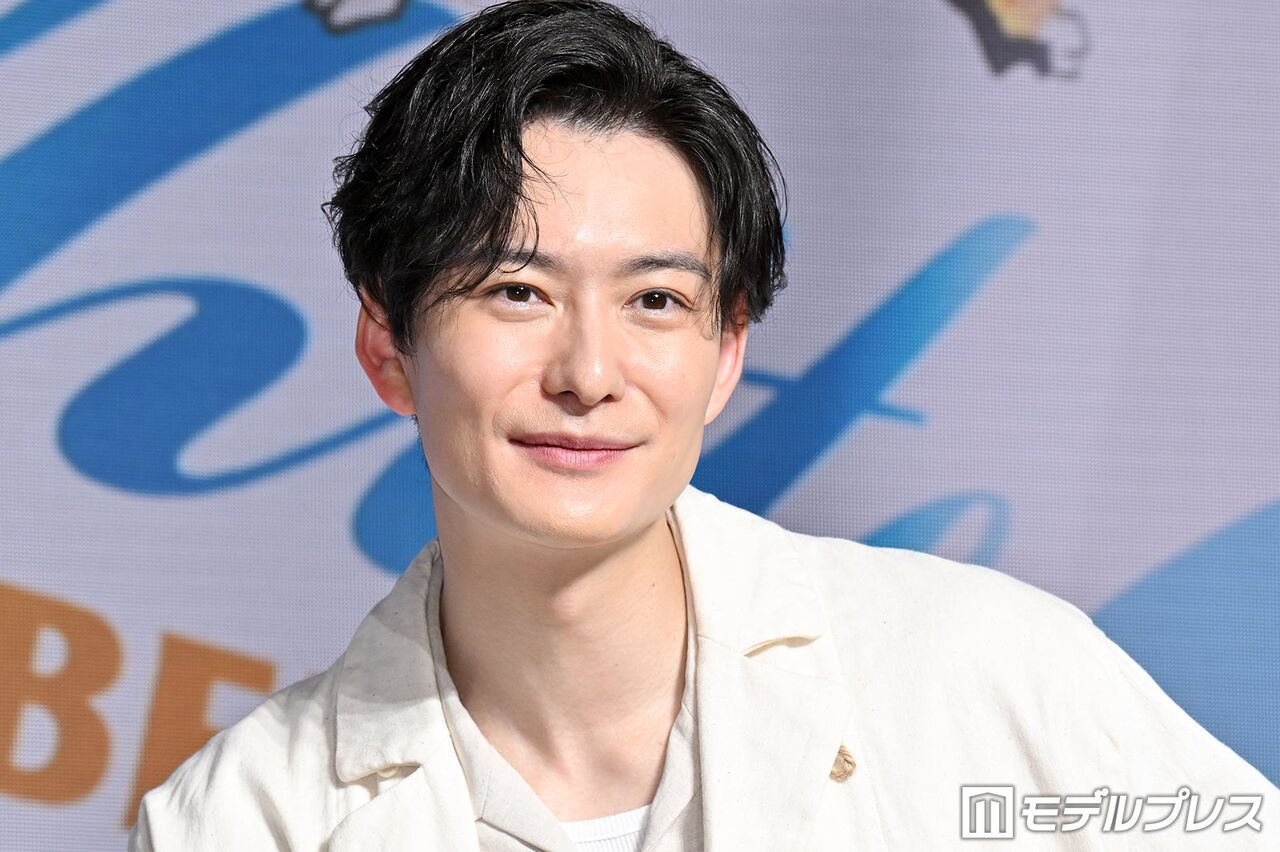 岡田将生、家族でパリ旅行？ベビーカーと共にオフショット公開