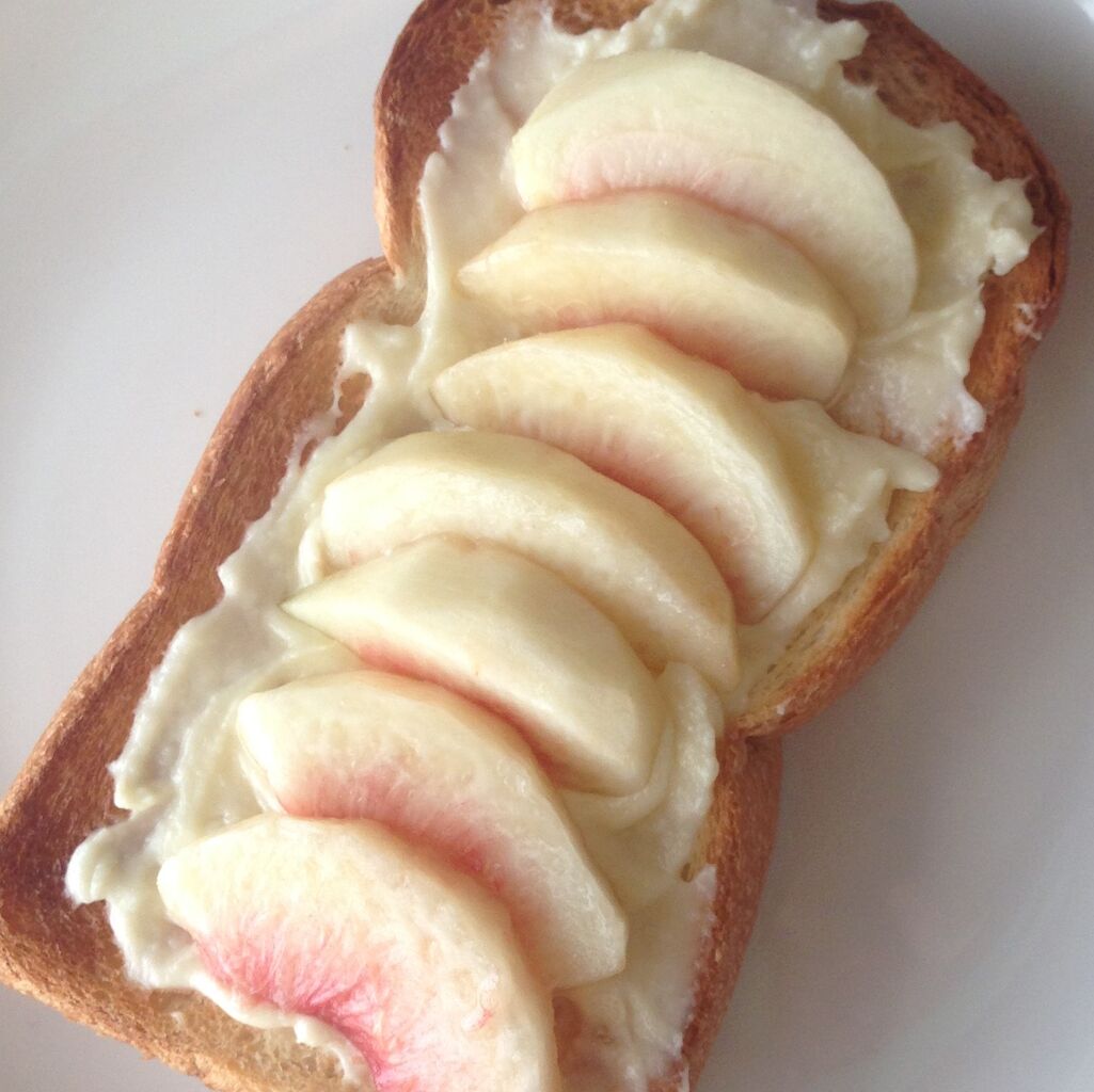 桃とクリームチーズのトースト と夏のお花 ココチ日和 My Favorite